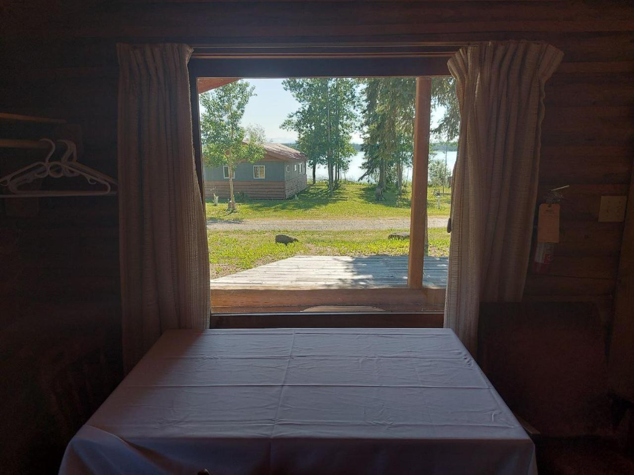 Anahim Lake Escott Bay Resort מראה חיצוני תמונה
