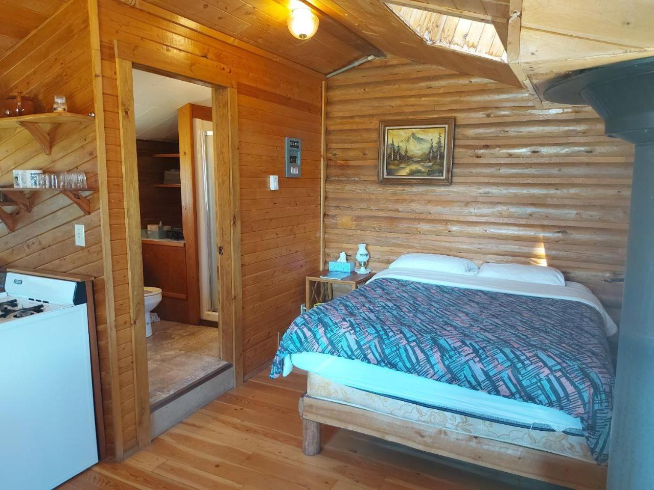 Anahim Lake Escott Bay Resort מראה חיצוני תמונה
