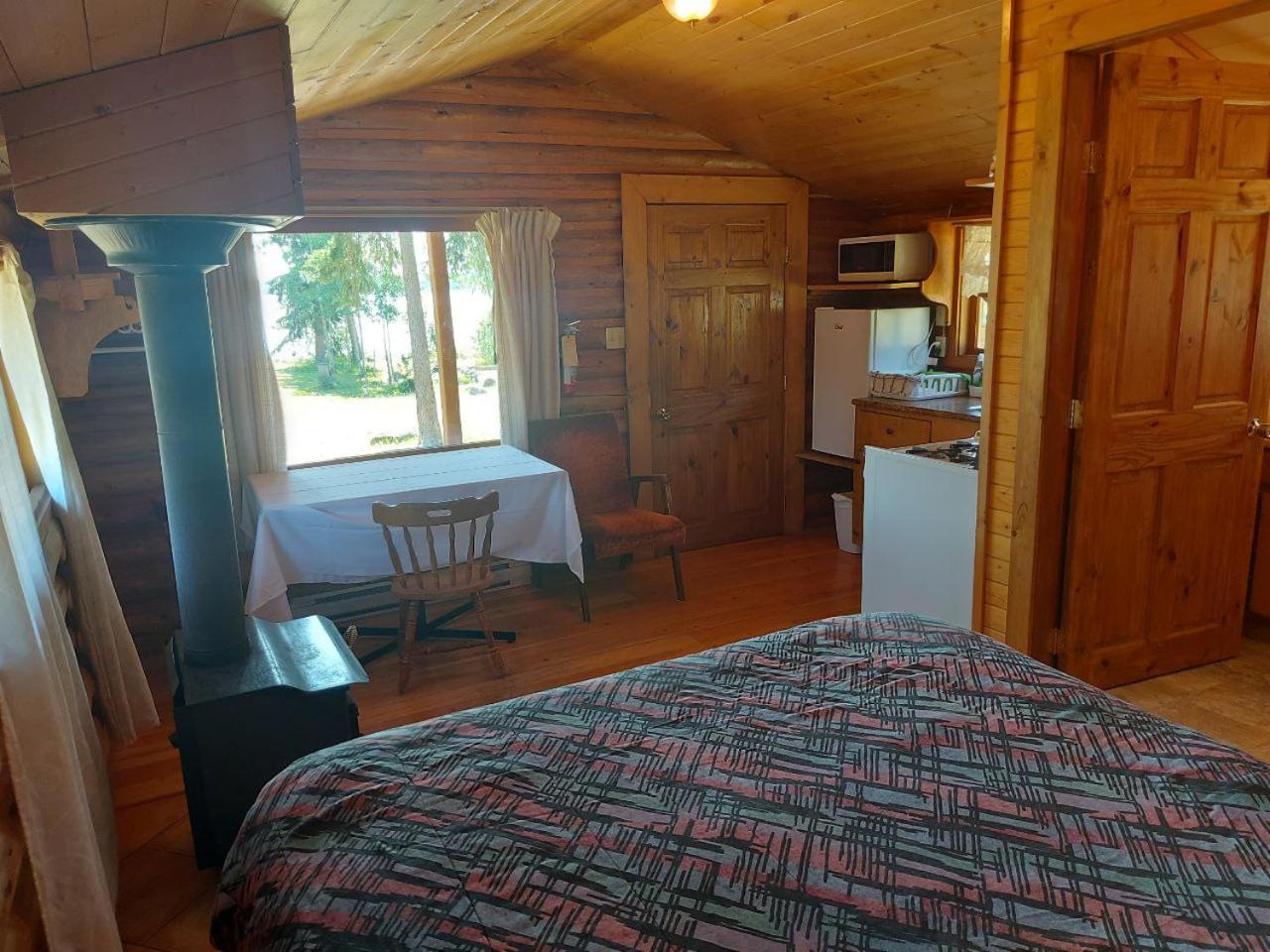 Anahim Lake Escott Bay Resort מראה חיצוני תמונה
