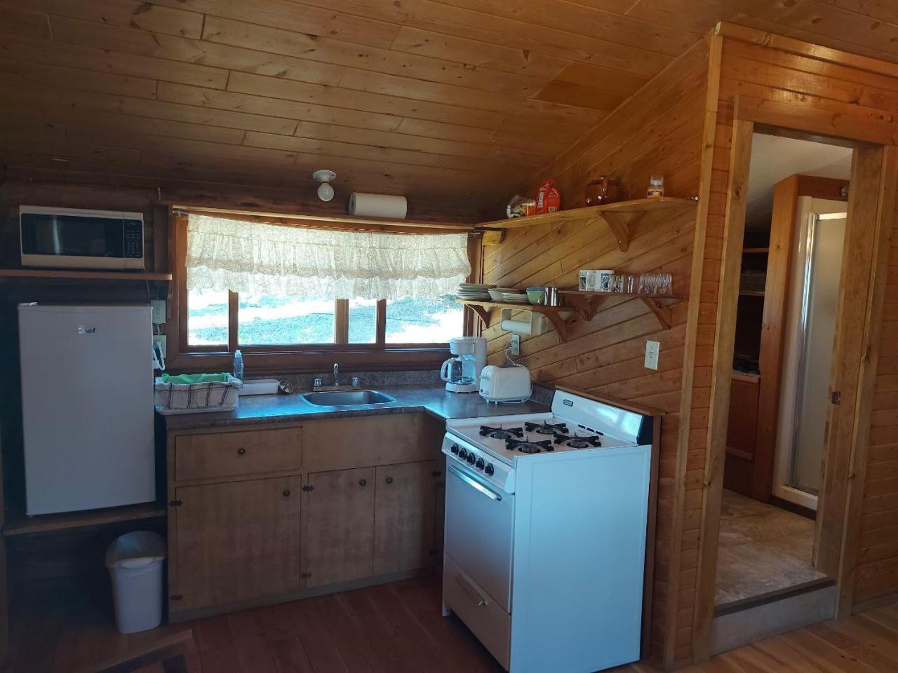 Anahim Lake Escott Bay Resort מראה חיצוני תמונה