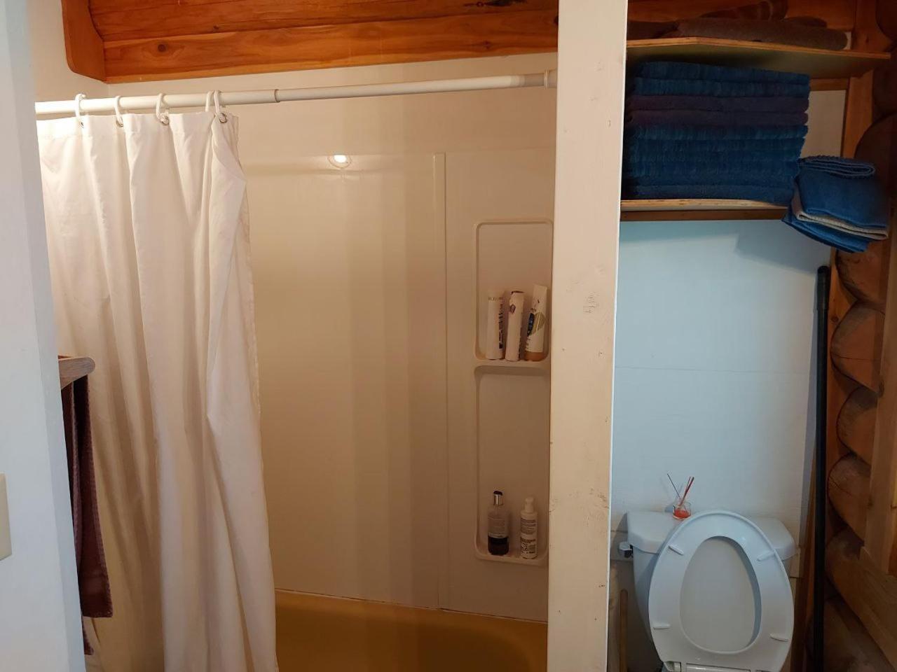 Anahim Lake Escott Bay Resort מראה חיצוני תמונה