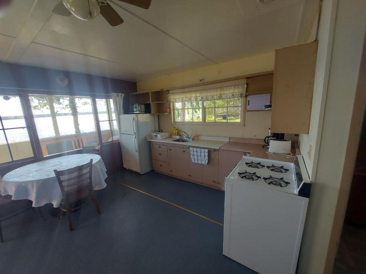 Anahim Lake Escott Bay Resort מראה חיצוני תמונה